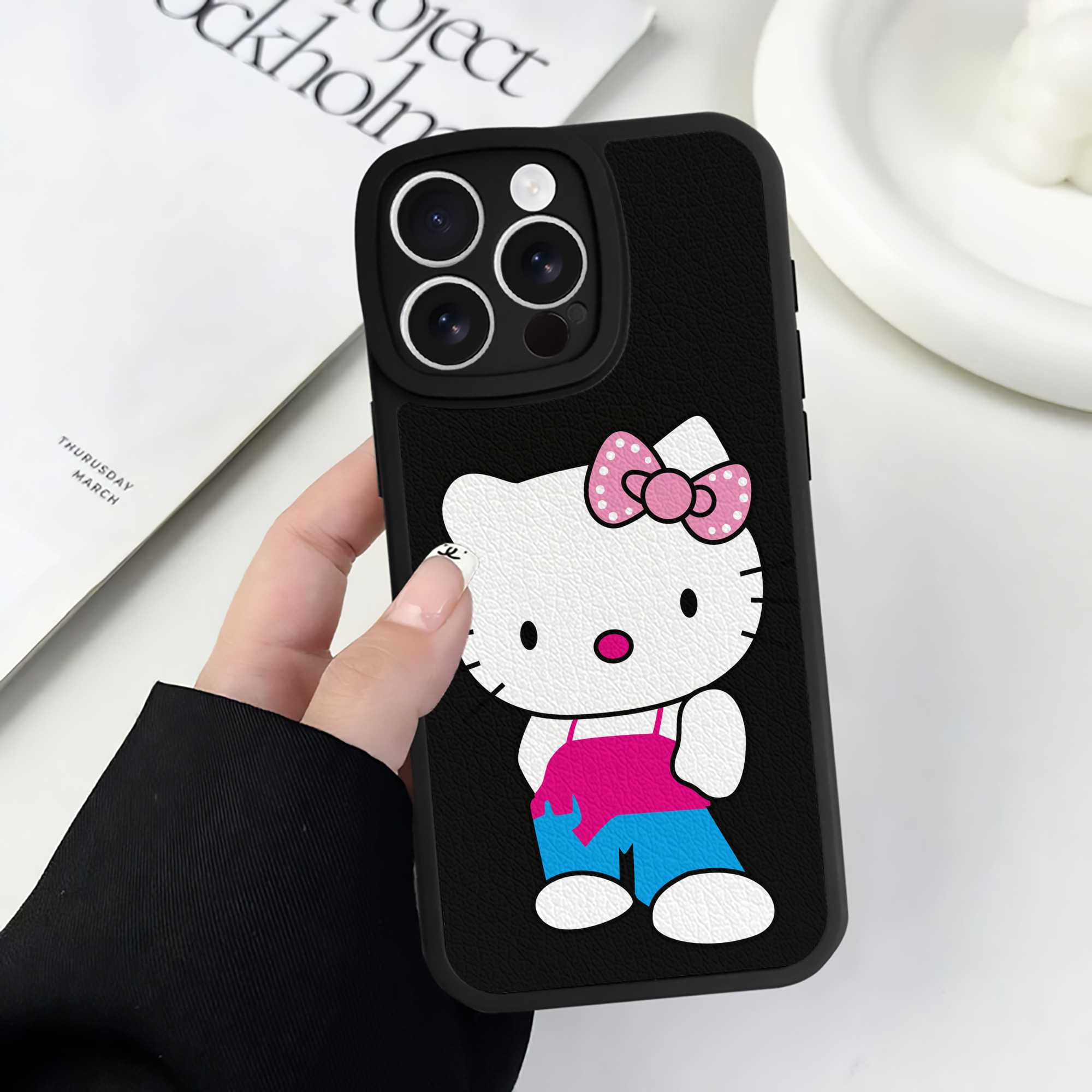 （画像用） Hello Kitty ハローキティ 【iPhone 16シリーズ対応】シリコンスマホケース（レザー調） 材質：シリコン